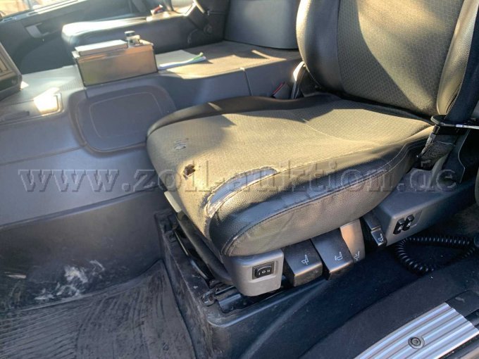 Sitz vorne links beschädigt