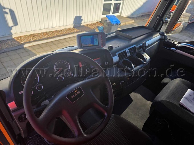 MAN/Faun/Zöller Müllsammelfahrzeug, Fahrzeugcockpit Ansicht