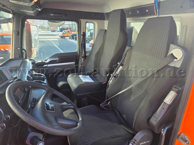 MAN/Faun/Zöller Müllsammelfahrzeug, Fahrersitz Ansicht