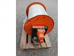 Schlauchtrommel mit Wickelmotor, auf einer Palette stehend