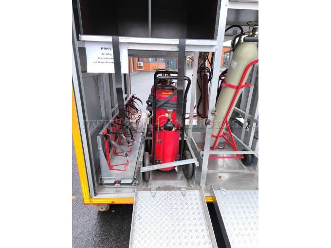 Geräteraum 6 mit Auszug und abgeklappten Rampen