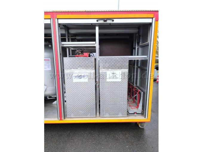 Gerätefach 5 mit hochgeklappten Rampen