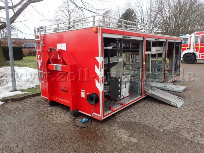 Abrollbehälter Pulver-Schaum, Ansicht vorne und links. Mit geöffneten Rollläden, Aufzughaken, Batteriefach und Ladesteckdosen