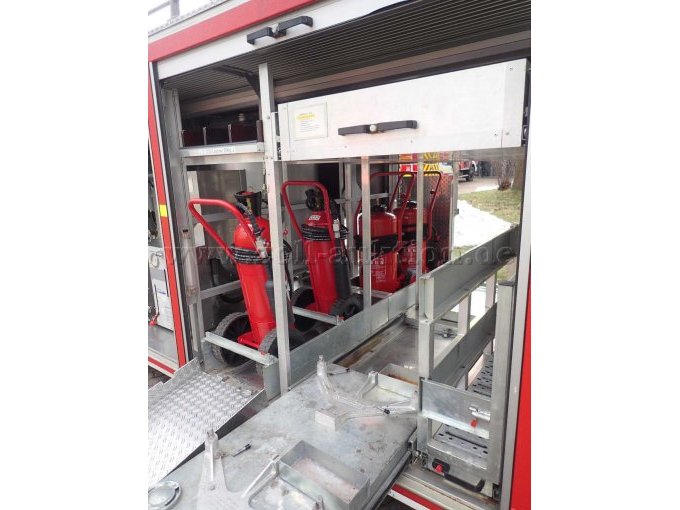 Abrollbehälter Pulver-Schaum, Ansicht links, mit 4 verstauten Feuerlöschern. (Achtung: 2x fahrbarer Feuerlöscher 20Kg Co² ist nicht Teil der Auktion)