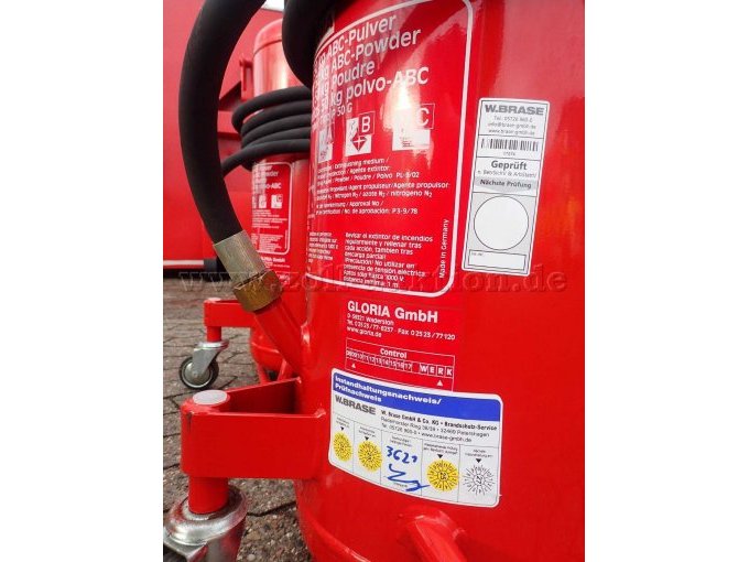 Prüfplakette eines fahrbaren Feuerlöschers 50Kg-Pulver (als Teil der Auktion).
Der zweite, baugleiche 50Kg Pulverlöscher, wurde am gleichen Tag geprpüft.
