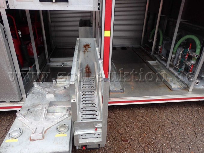 Abrollbehälter Pulver-Schaum, Ansicht linke Seite Auszüge des Geräteraumes