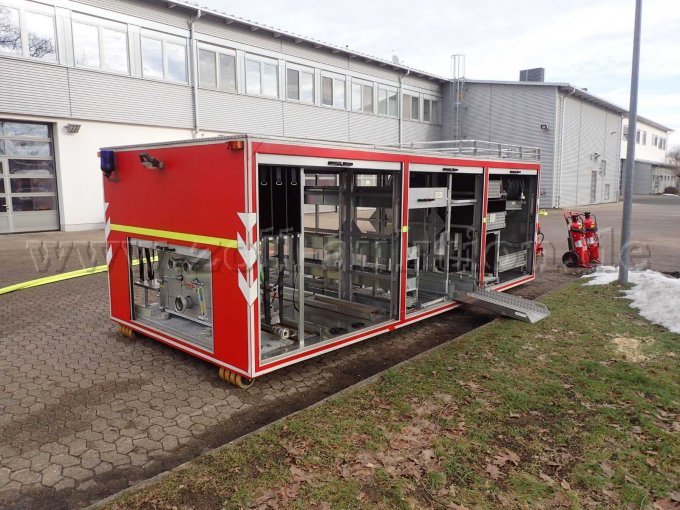 Abrollbehälter Pulver-Schaum, Ansicht hinten und rechts bei geöffneten Rollläden