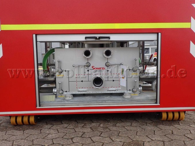 Abrollbehälter Pulver-Schaum, Ansicht Heck, mit geöffnetem Rollladen und Schaummittelanlage