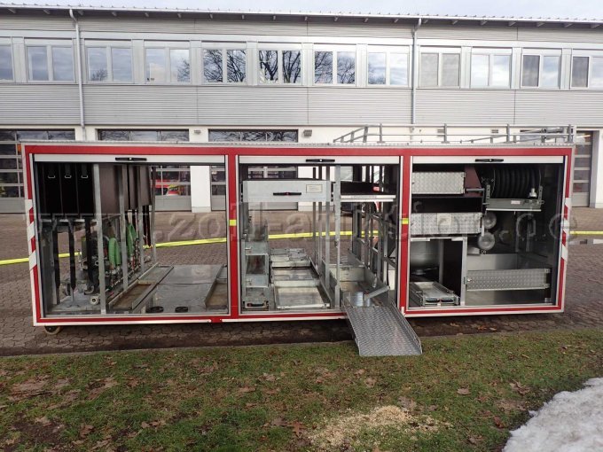 Abrollbehälter Pulver-Schaum, Ansicht rechts mit geöffneten Rollläden, mit Pulverlöscheinrichtung rechte Seite und Schaummittelanlage linke Seite