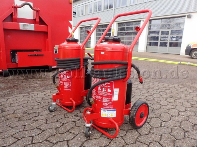 2x fahrbarer Feuerlöscher 50Kg ABC-Pulver (als Teil der Auktion)