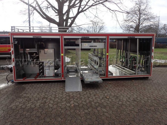 Abrollbehälter Pulver-Schaum, Ansicht Links mit geöffneten Rollläden, mit Pulverlöscheinrichtung linke Seite und Schaummittelanlage rechte Seite