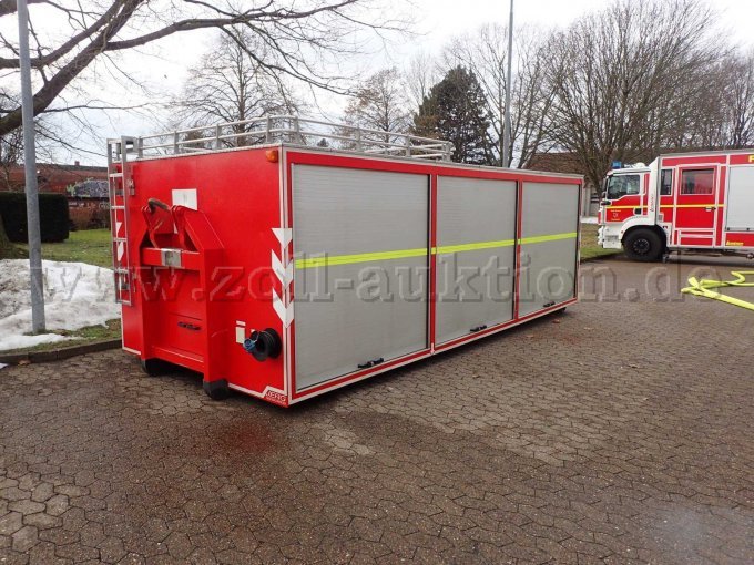 Abrollbehälter Pulver-Schaum, Ansicht vorne, links bei geschlossenen Rollläden