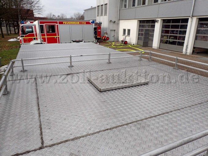 Abrollbehälter Pulver-Schaum, Ansicht Dach mit Reling und Dachklappe