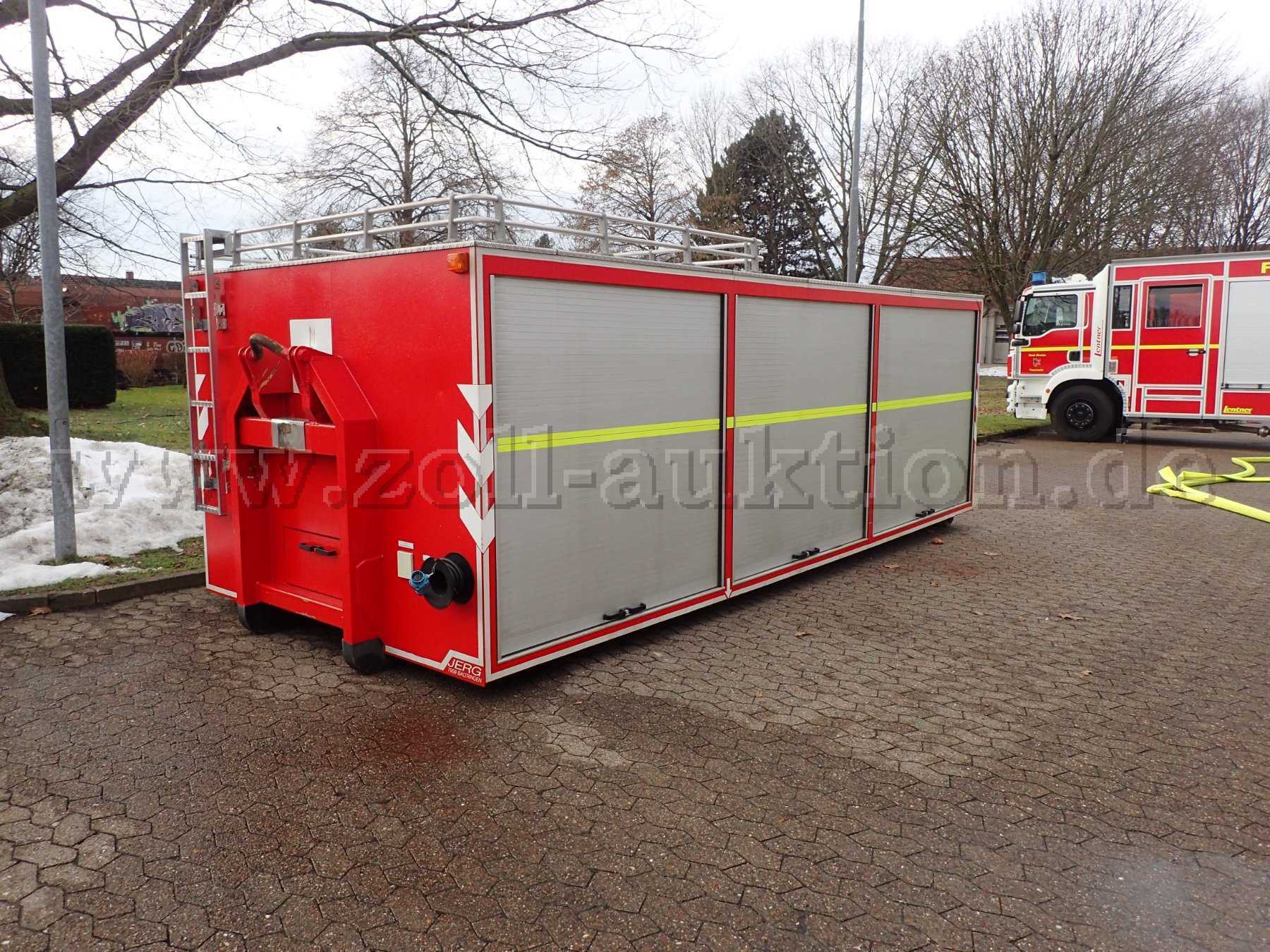 Abrollbehälter Pulver-Schaum, Ansicht vorne, links bei geschlossenen Rollläden