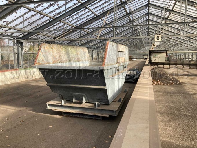 Absetzcontainer , feuerverzinkt mit Fahrwagen und Aufsätzen aus Holz, rechte Seite