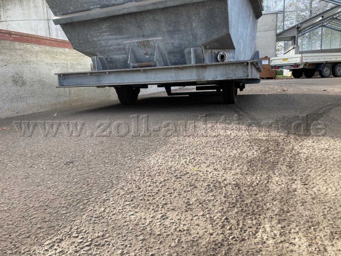 Zu- oder Abgang über Feuerwehr-C-Kupplung linke Seite