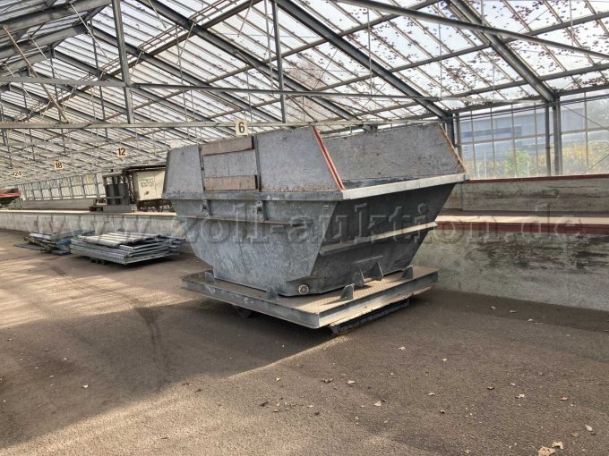 Absetzcontainer, feuerverzinkt mit Fahrwagen und Aufsätzen aus Holz, linke Seite