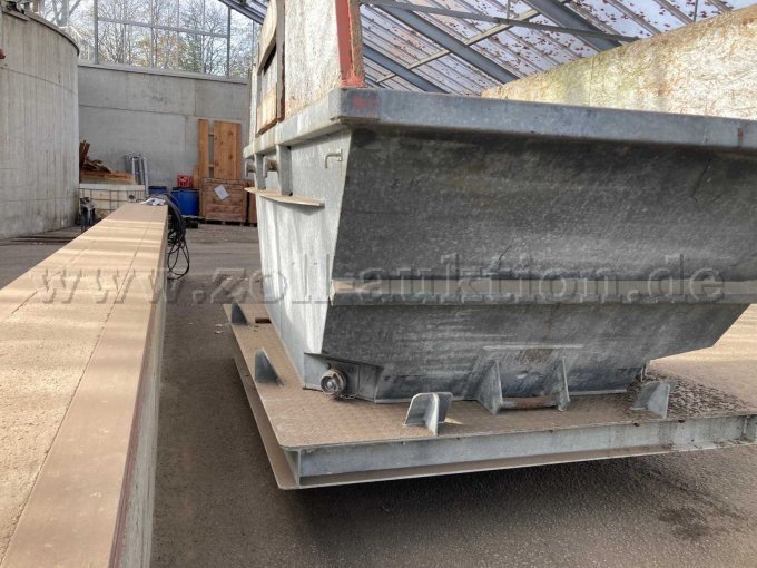 Zu- oder Abgang über Feuerwehr-C-Kupplung rechte Seite