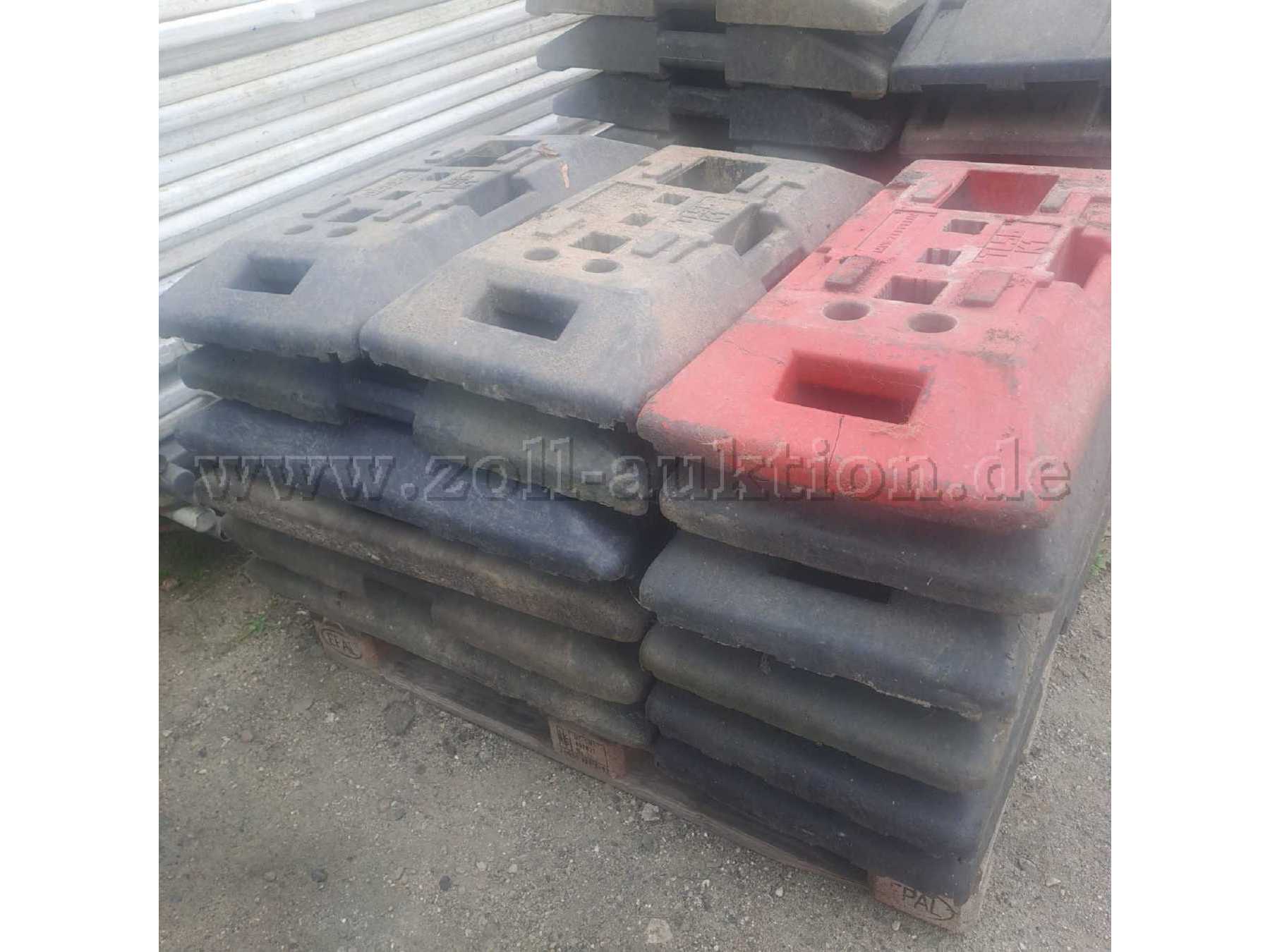 Breite von den Fussplatten: ca 40 cm breit