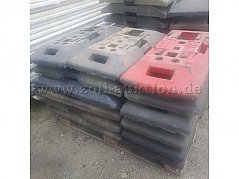Breite von den Fussplatten: ca 40 cm breit