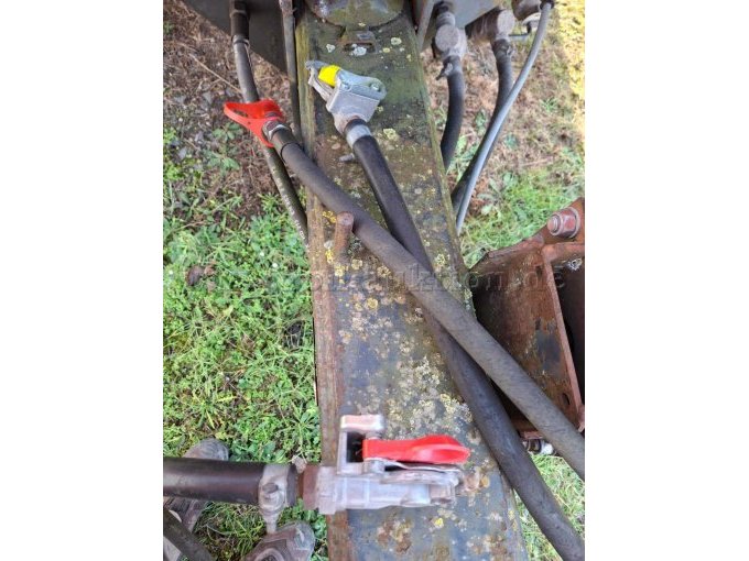 Hydraulik- und Drückluftanschlüsse