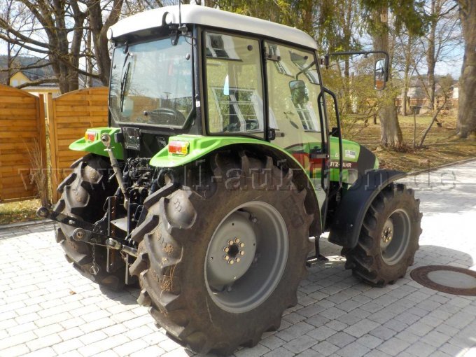 Heck- und Seitenansicht Ackerschlepper