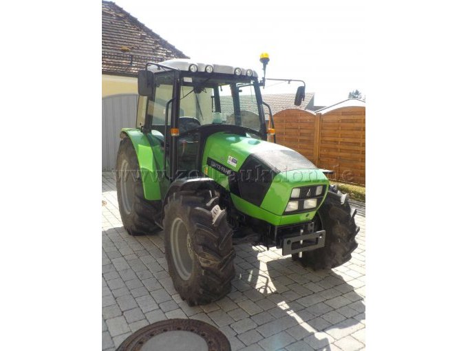 Front- und Seitenansicht Ackerschlepper