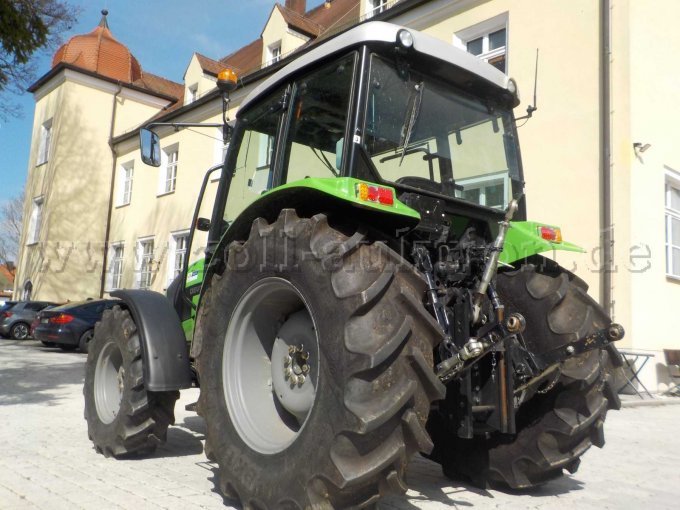 Heck- und Seitenansicht Ackerschlepper