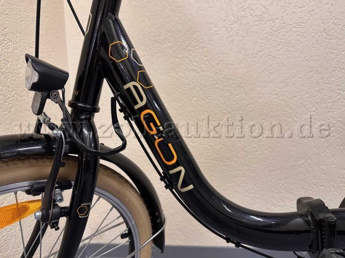 Linker Rahmen mit Markenbezeichnung