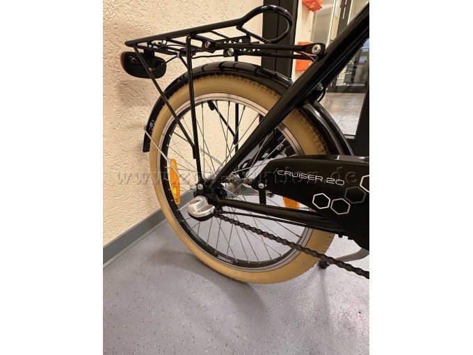 Hinter Rad mit Typenbezeichnung und Schaltung