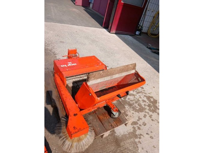 Anbaumaschine aufgeklappt