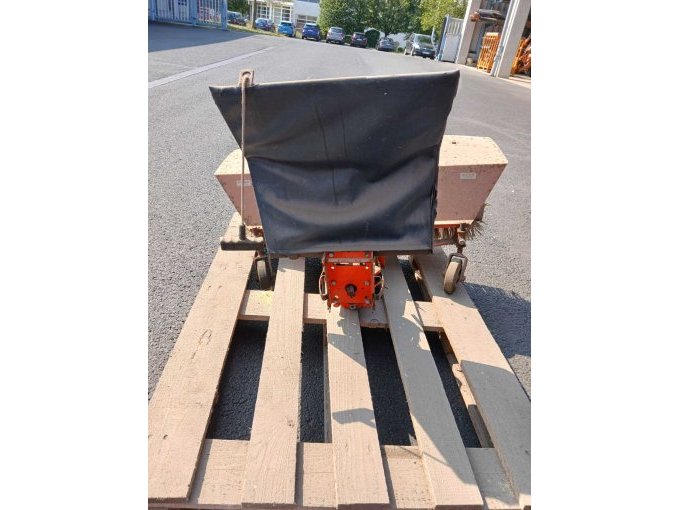 Hinteransicht Kehrbesen