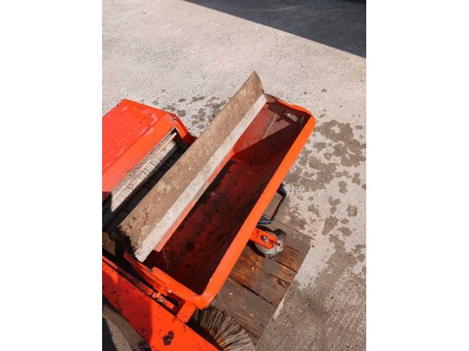 Anbaukehrmaschine Sammelbehälter
