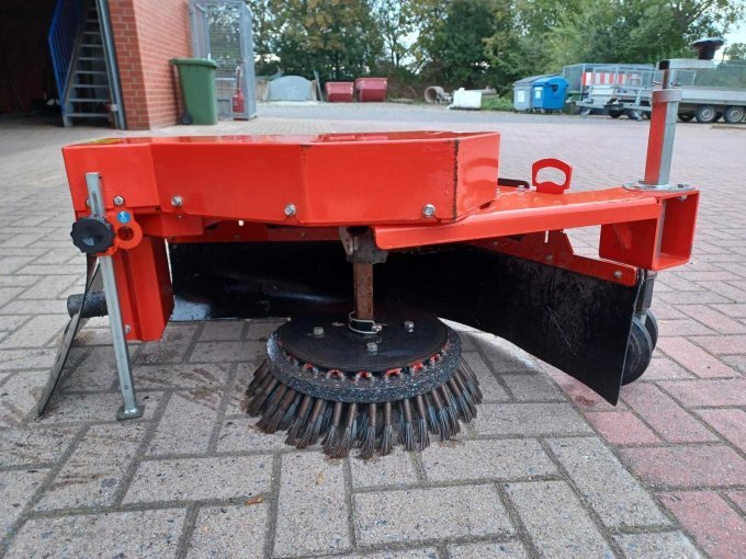 Bild 2 Wildkrautbürste von links