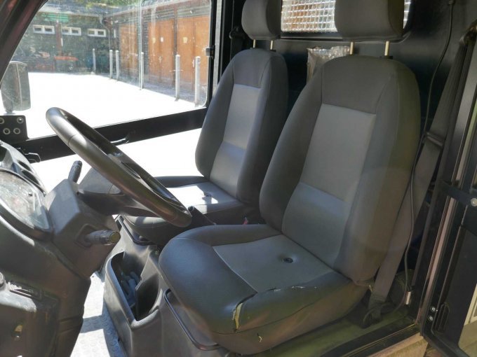 eingerissener Fahrersitz