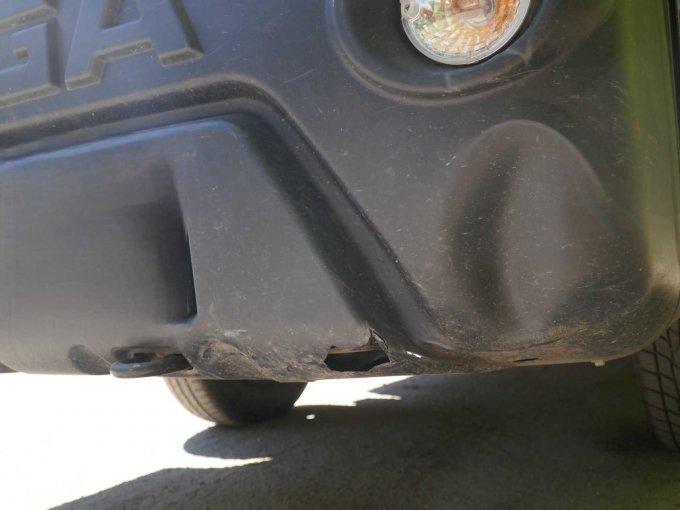 beschädigter Stoßfänger (Fahrerseite)