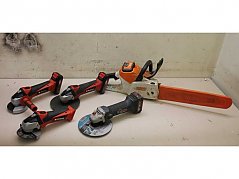 1 Akku- Kettensäge „Stihl“ und 4 Akku-Winkelschleifer