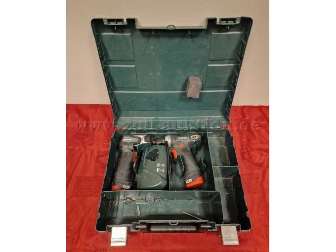 Koffer geöffnet mit Inhalt