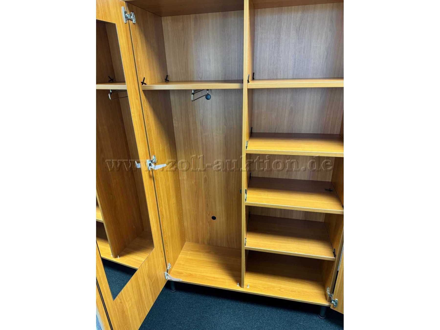 Frontalansicht Akten-/Kleiderschrank, offen