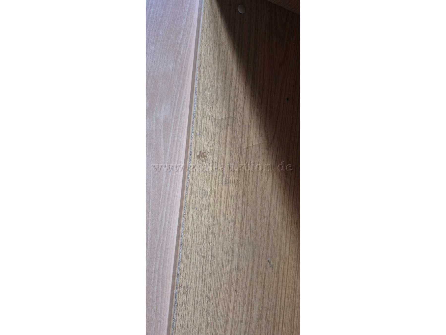 Beschädigung des Aktenbocks