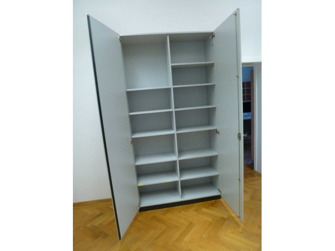 Schrank lichtgrau Innenansicht