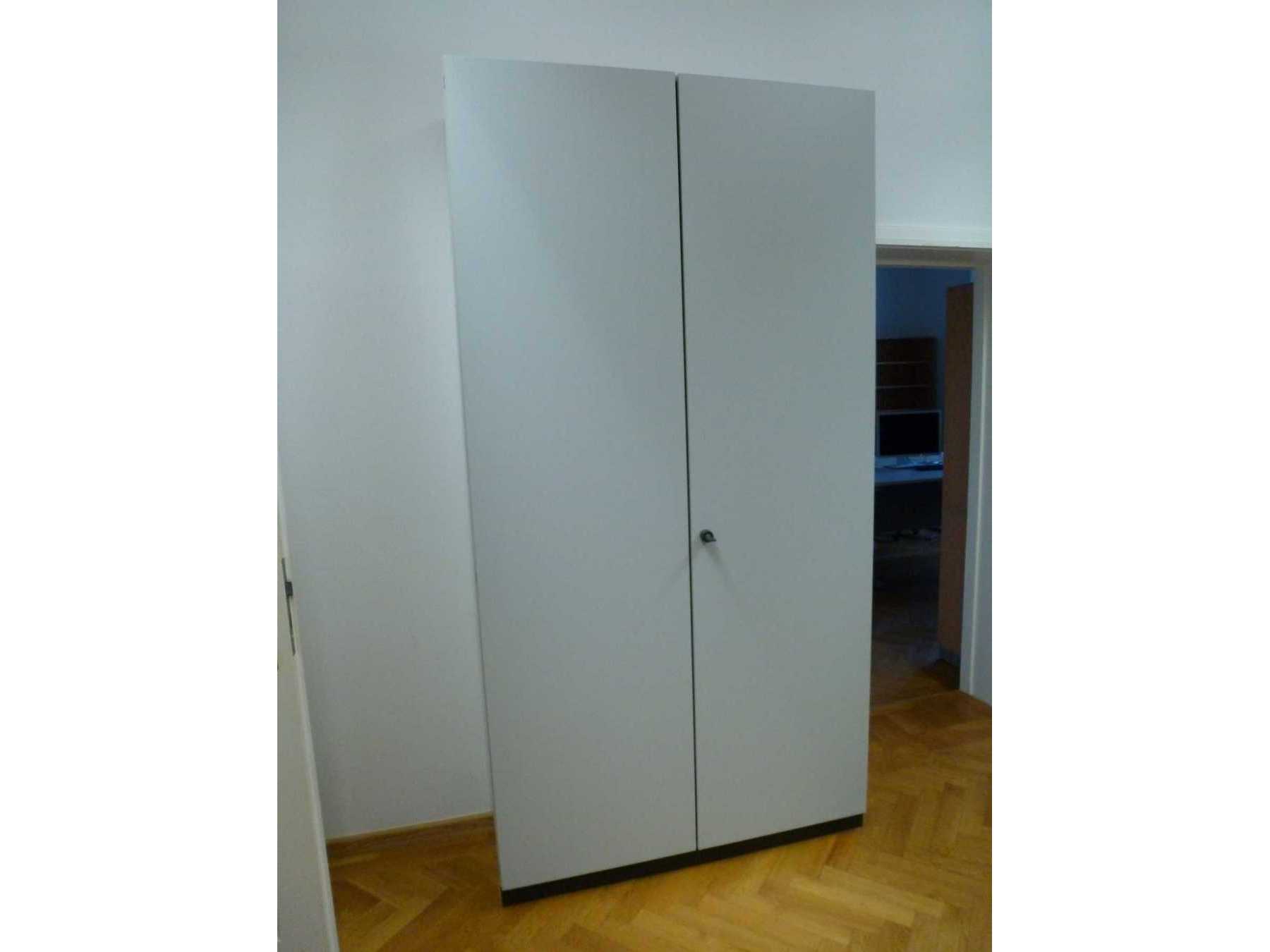 Schrank lichtgrau Frontansicht