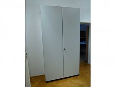 Schrank lichtgrau Frontansicht