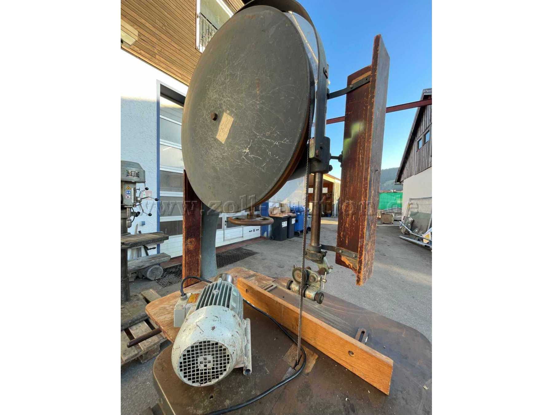 Tisch mit Elektromotor