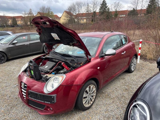 Frontansicht mit geöffneten Motorraum Frontansicht mit geöffneten Motorraum
