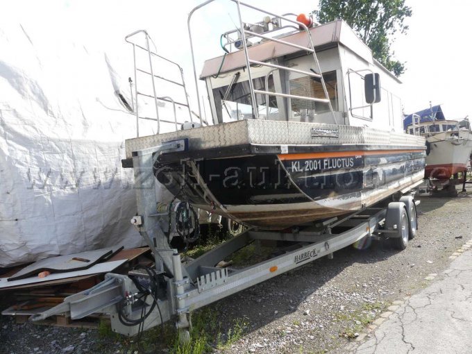 Anhängerund Schiff front links