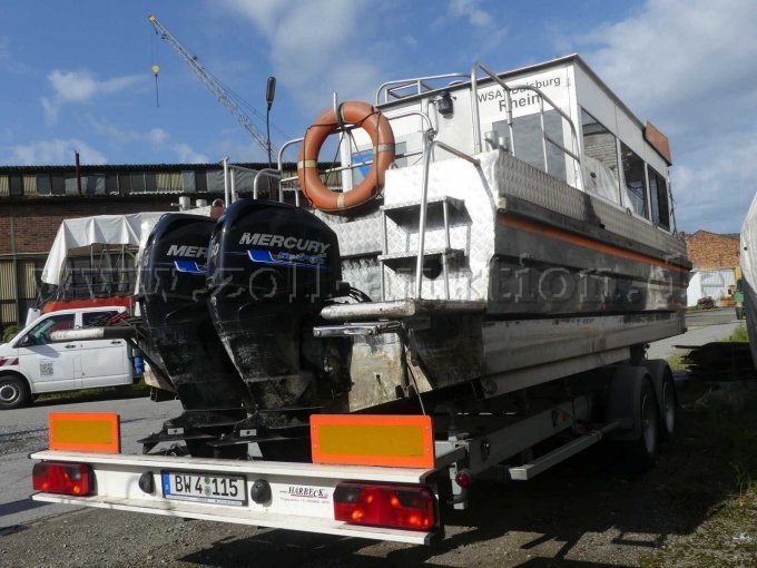 Heckansicht Anhänger und Schiff rechts