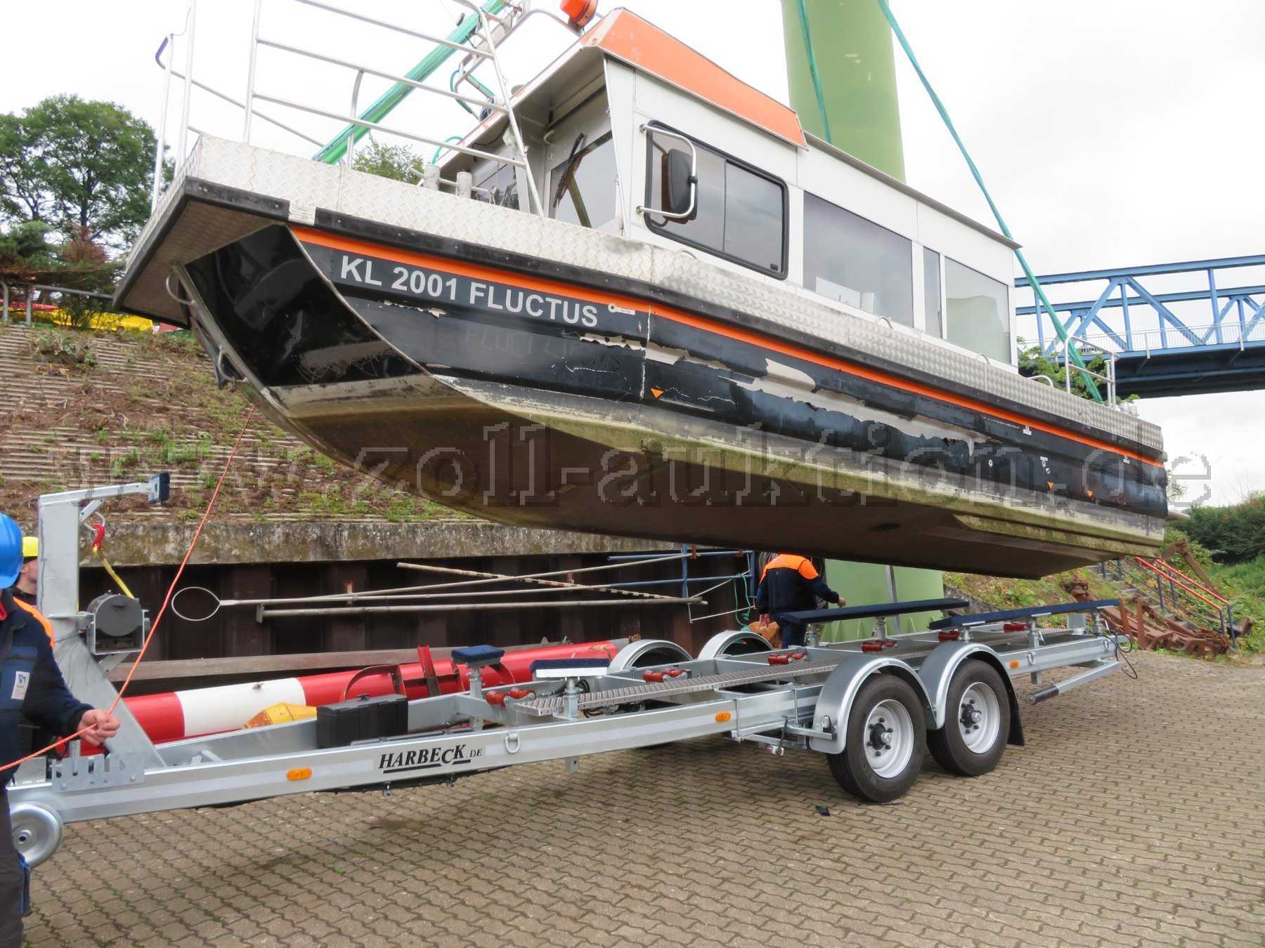 Gesamtansicht Schiff und Anhänger