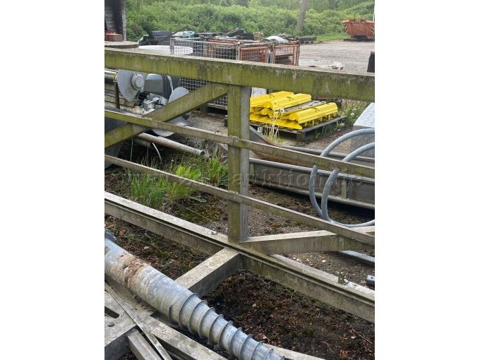 Aluminiumbrücke von seitlich Mitte links, Detailansicht von links auf das rechte Geländer, Witterungspuren (Grünspan) erkennbar, im Hintergrund Material des Bauhofs.