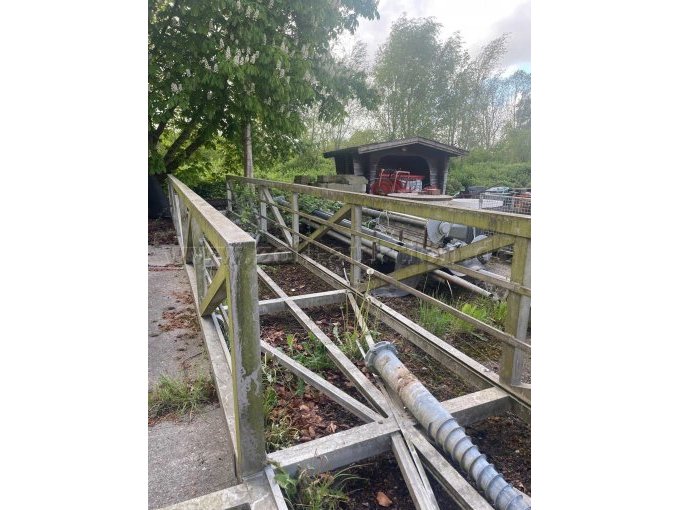 Aluminiumbrücke von schräg links vorne, Witterungsspuren (Grünspan) erkennbar, auf Bauhof lagernd